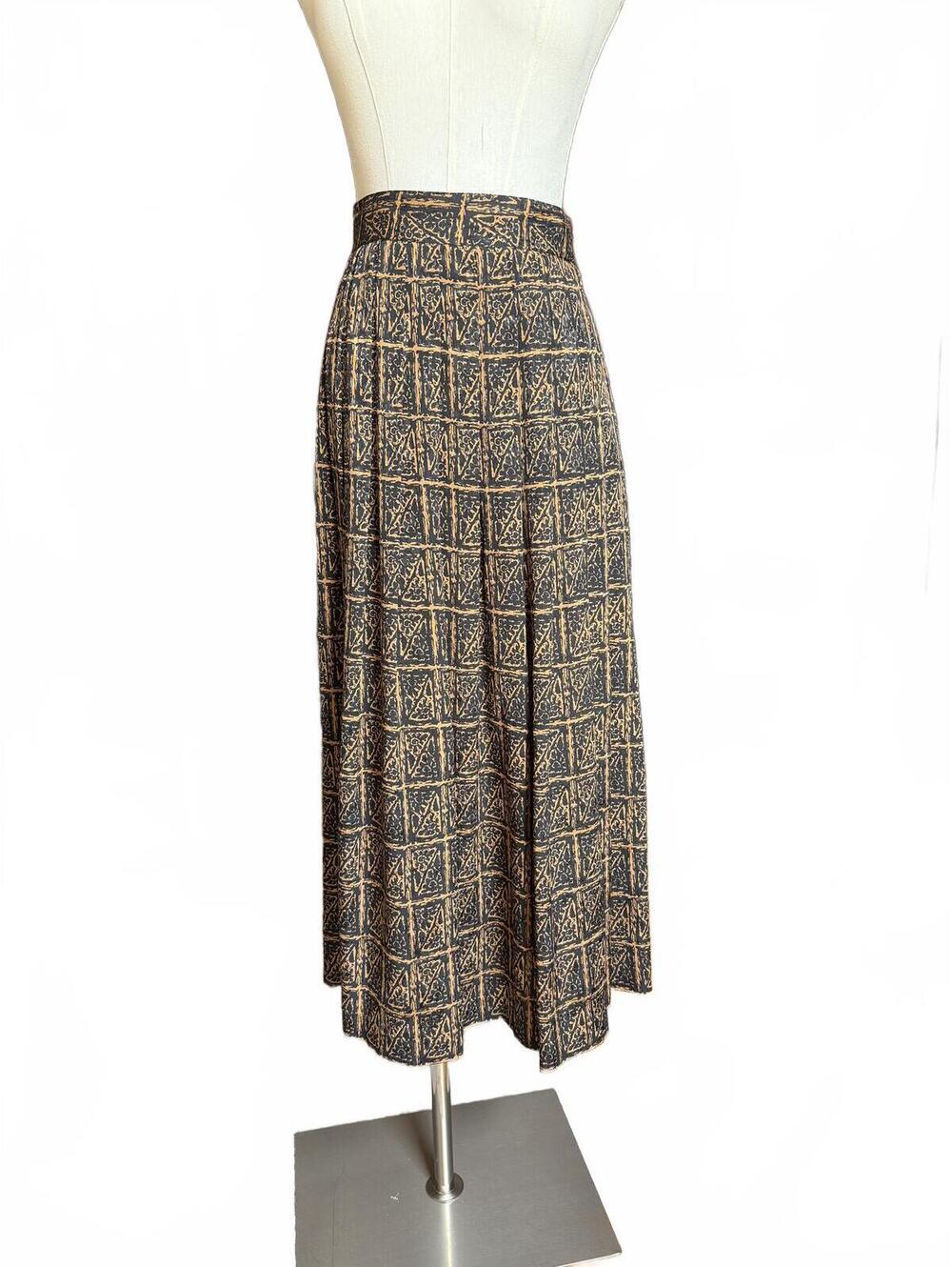 Vintage Y2K Tahari Pleated Midi Skirt with Pocket Detail
